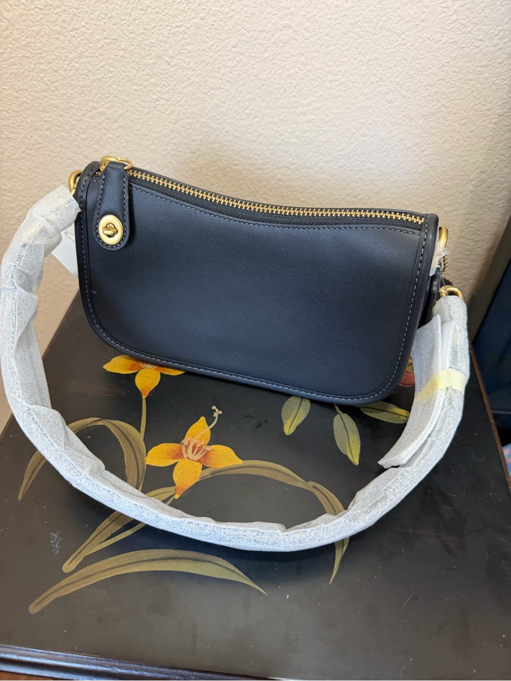 Coach swinger 20 black new with tags